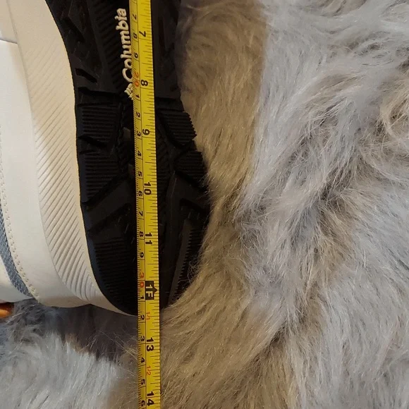 Women Snow Boots Size 12 Waterproof boots and faux fur NWT - Picture 11 of 12